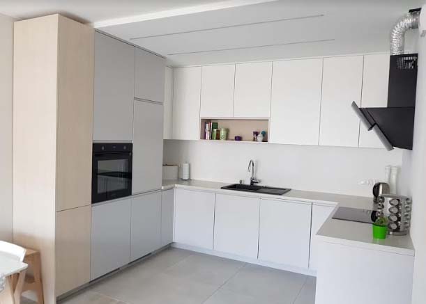 biale meble kuchenne z polka