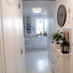 czarny system przesuwny w mieszkaniu