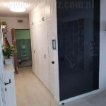 czarny system przesuwny w mieszkaniu