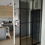 Czarne drzwi z lustrem