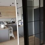 Czarne drzwi z lustrem