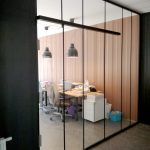 Czarny system przesuwny drzwi szklanych w biurze