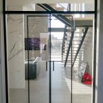 Loftowy system przesuwny drzwi szklanych w biurze