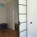 Czarne drzwi przesuwne