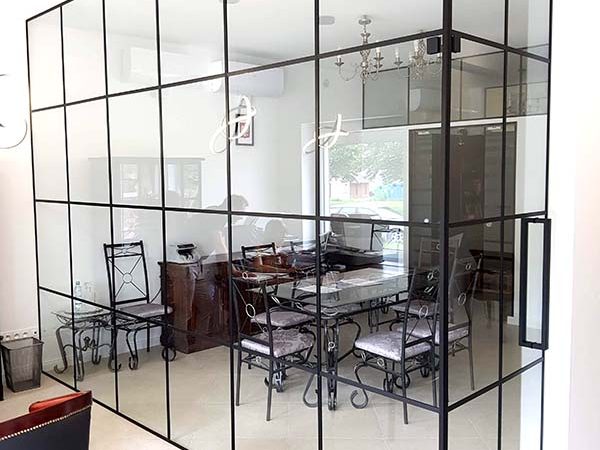 Szklana ściana ze szprosami 